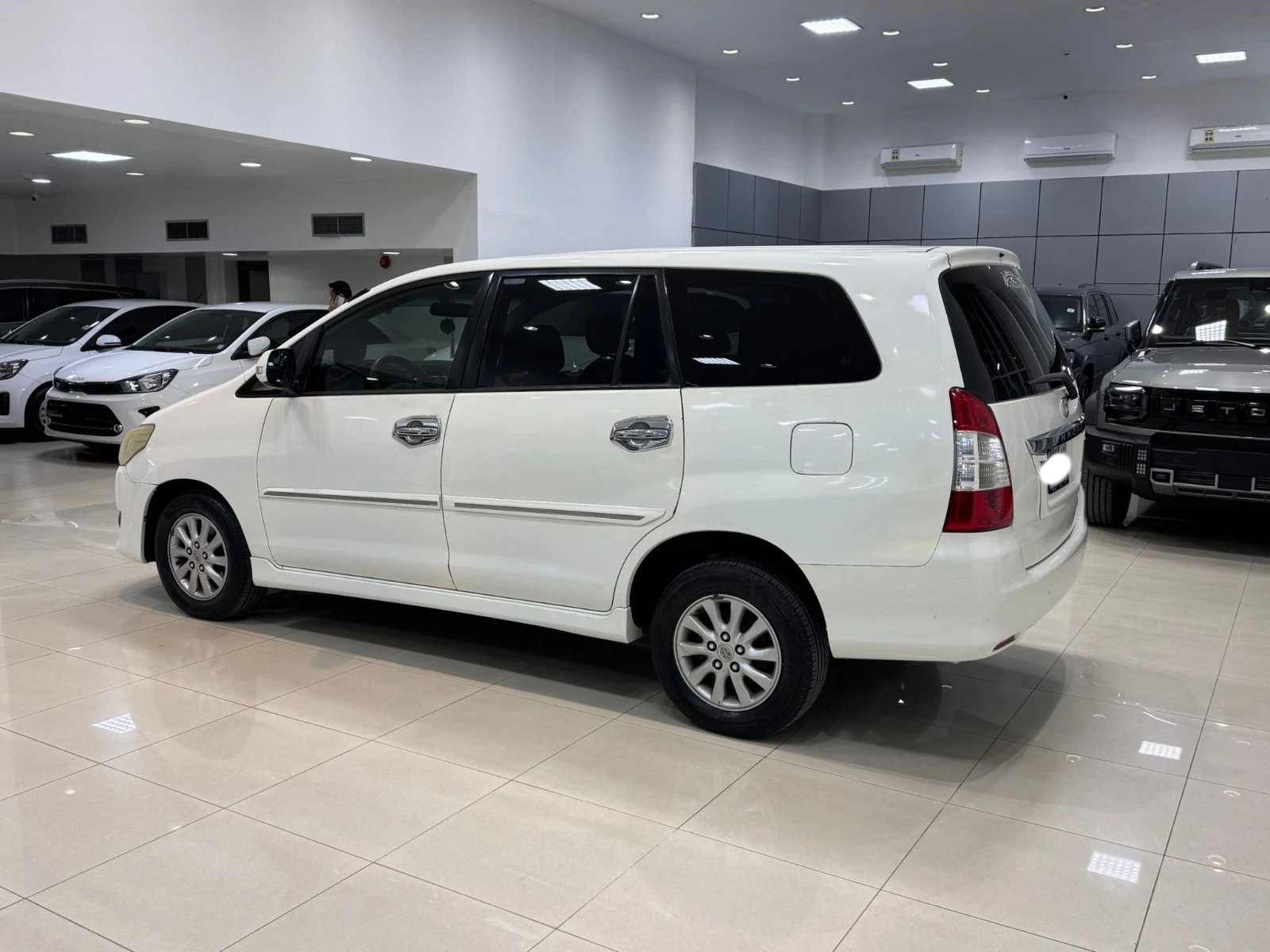 Toyota Innova 2013 (White)