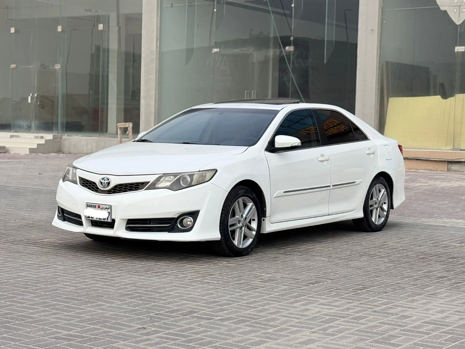 Toyota Camry SE 2012 (White)